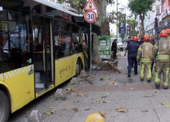 Bahçelievler'de İETT otobüsü ağaca çarptı