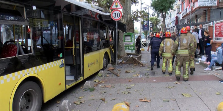 Bahçelievler'de İETT otobüsü ağaca çarptı