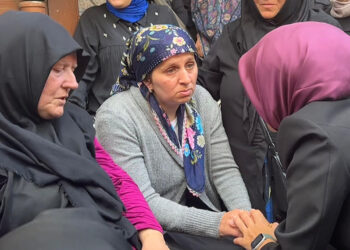 Bakan Göktaş'tan Ayşenur ve İkbal'in ailelerine ziyaret