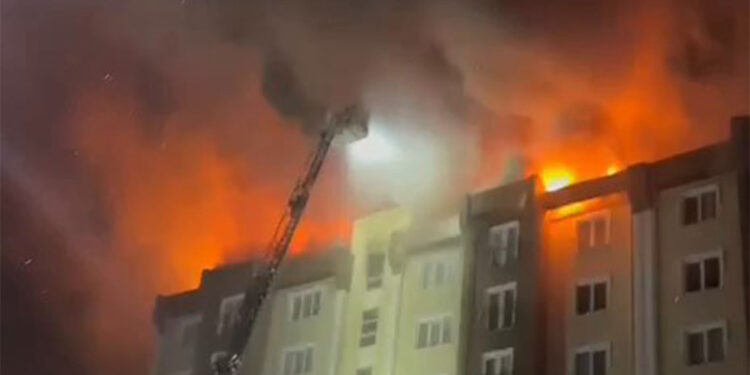 Başakşehir'de 9 katlı binanın çatı katında yangın