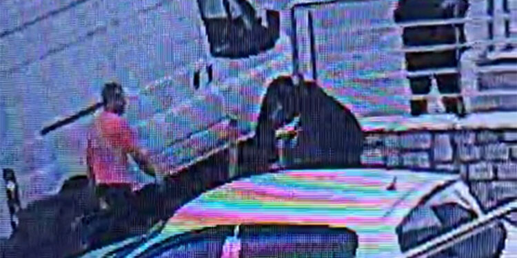 Maske takıp bıçakla önüne çıkan kişilere saldırdı; 3 yaralı