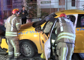 Başakşehir'de kırmızı ışıkta geçen taksi otomobil ile çarpıştı