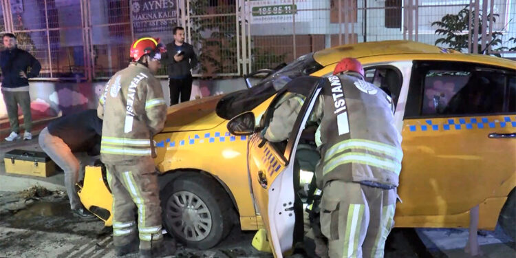 Başakşehir'de kırmızı ışıkta geçen taksi otomobil ile çarpıştı