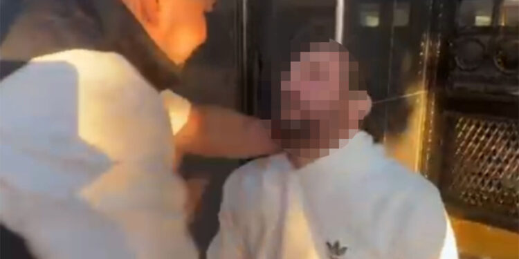 Kız çocuğunun gizlice fotoğrafını çekti, darbedildi