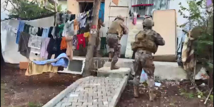 Çok sayıda suç kaydı olan oto hırsızları yakalandı