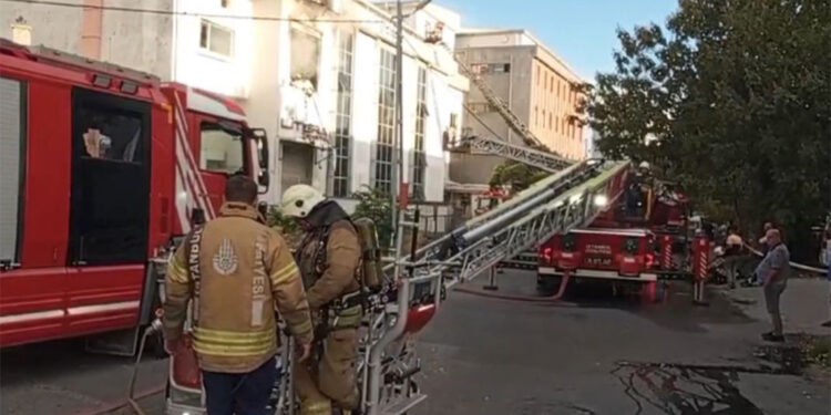 Beylikdüzü'nde tekstil fabrikasında yangın
