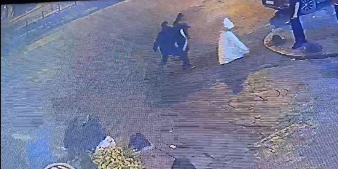 Beyoğlu'nda arkadaşıyla birlikte yürüyen Belçikalı kadın turist, arkasından yaklaşan kişi tarafından kapkaça uğradı.