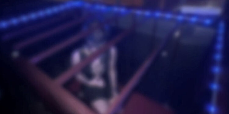 Kafese konulan genç kadını kırbaçlamışlar