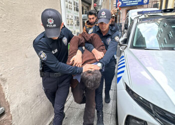 Polis memurunu boynundan bıçaklayan saldırgan adliyeye sevk edildi