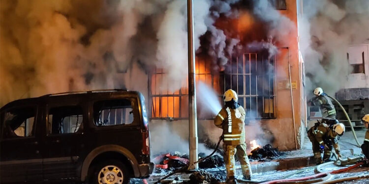 Beyoğlu'nda yatak imalathanesinde yangın