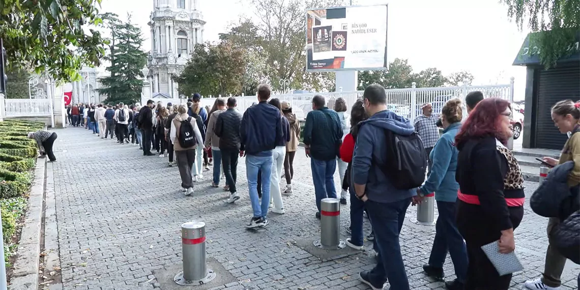 Cumhuriyet'in 101'inci yılı yurdun dört bir yanında kutlanırken, dolmabahçe sarayı ziyaretçi akınına uğradı.