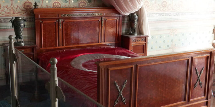 Dolmabahçe Sarayı ziyaretçi akınına uğradı; metrelerce kuyruk oluştu