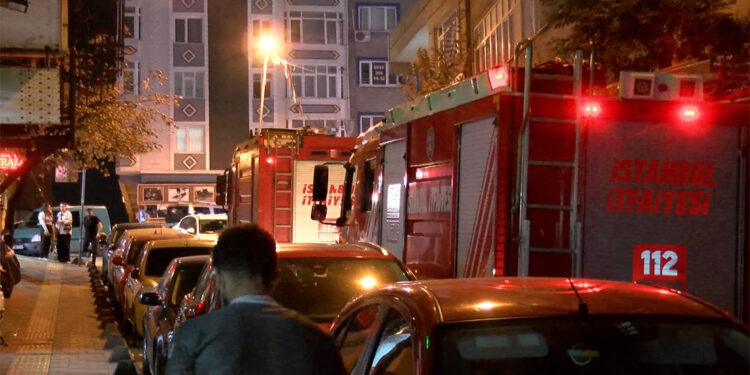 Esenler'de kentsel dönüşüm; Binanın çatısı çöktü