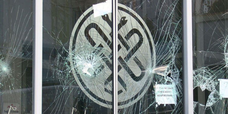 Bebek ölümlerinde adı geçen Medilife Hastanesi taşlandı