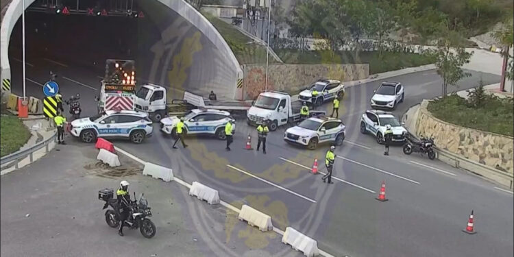 Eyüpsultan'da motosikletliler kaçtı polis kovaladı