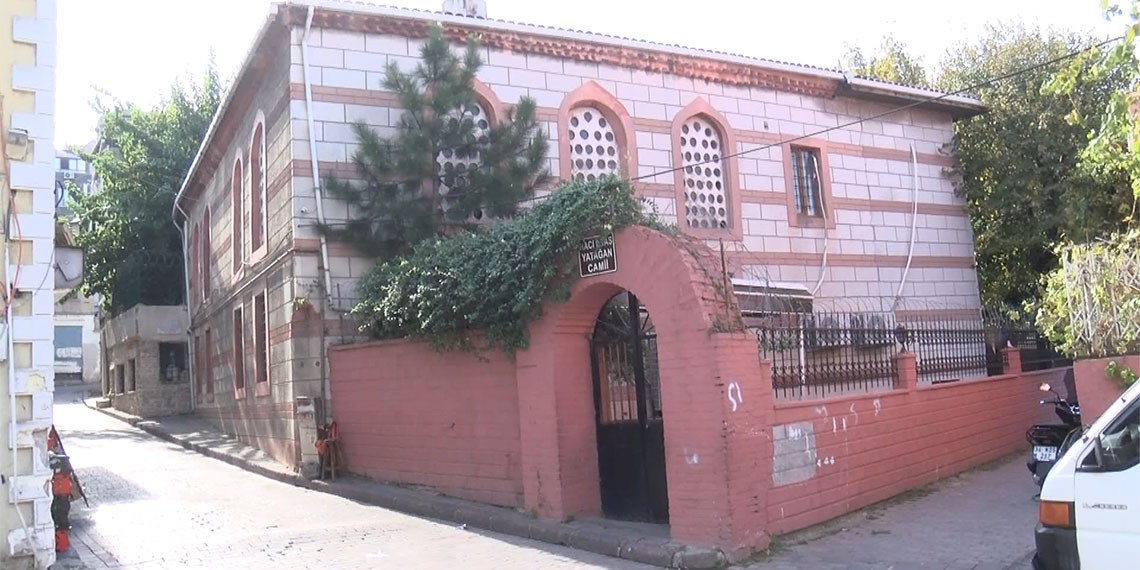 Fatih'te cenaze namazında tabuttan ses geldi, öldü sanılan kişi ambulansla hastaneye götürüldü. Hastanede yapılan tüm müdahalelere rağmen hayatını kaybetti.