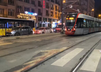 Fatih'te yolun karşısına geçmeye çalışan kişiye tramvay çarptı