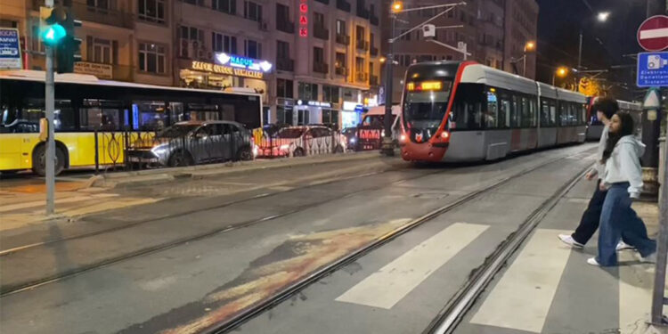 Fatih'te yolun karşısına geçmeye çalışan kişiye tramvay çarptı