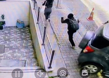 Çocuklar cipin altında kalmaktan son anda kurtuldu