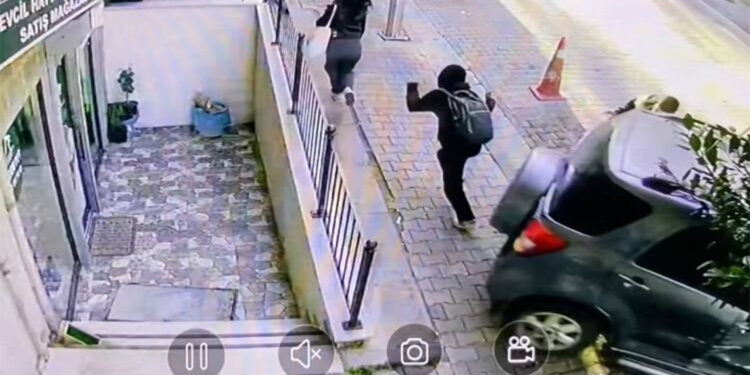 Çocuklar cipin altında kalmaktan son anda kurtuldu