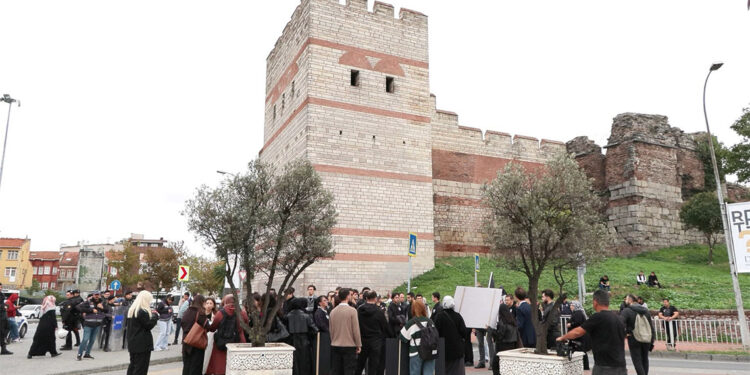 Ayşegül Halil ve İkbal Uzuner için Edirnekapı Surlarında 'Saygı nöbeti'