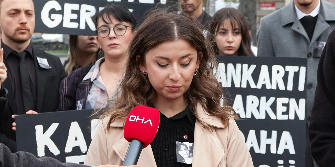 Hürriyet ve İstikbal Derneği Milliyetçi Kadın Hareketi üyeleri, Semih Çelik tarafından öldürülen Ayşegül Halil ve İkbal Uzuner için Edirnekapı Surlarında 'Saygı nöbeti'nde bir araya geldi.