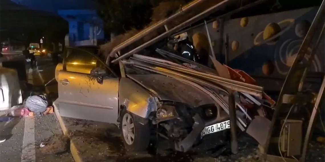 İstanbul'da aşırı hız kazalara yol açtı; durağa dalan sürücü itfaiye ekipleri tarafından kurtarılarak hastaneye sevk edildi.