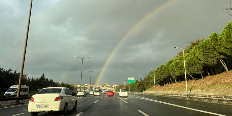İstanbul'da yağmurun sonrası gökkuşağı