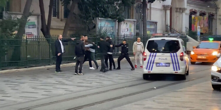 İstiklal Caddesi'ndeki kavgaya polisten anlık müdahale