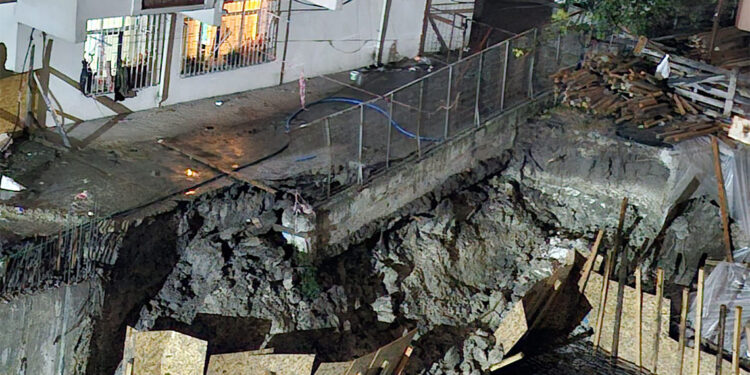 Küçükçekmece'de 5 katlı binanın bahçe duvarı çöktü