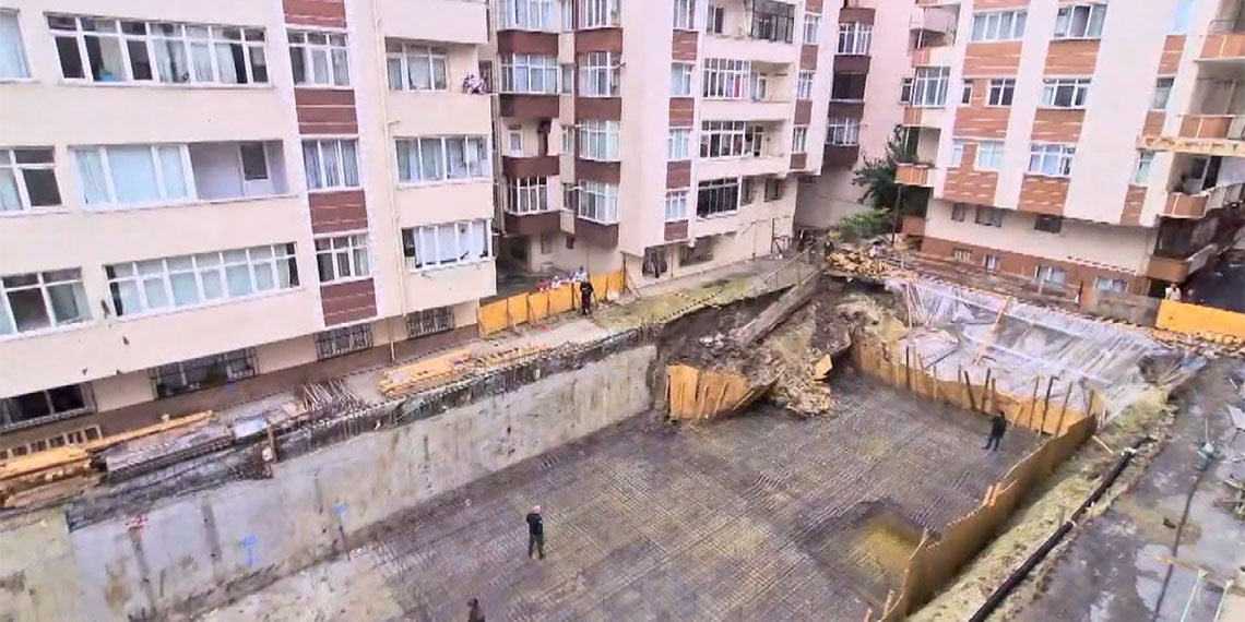 Küçükçekmece'de tahliye edilen binanın akıbeti Çevre Şehircilik İl Müdürlüğü ekiplerinin incelemesinin ardından belli olacak.