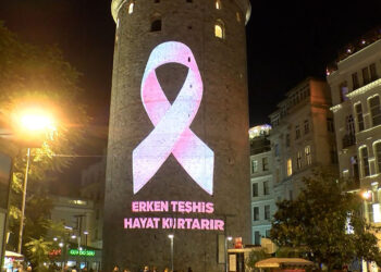 Galata Kulesi'ne pembe kurdele yansıtıldı