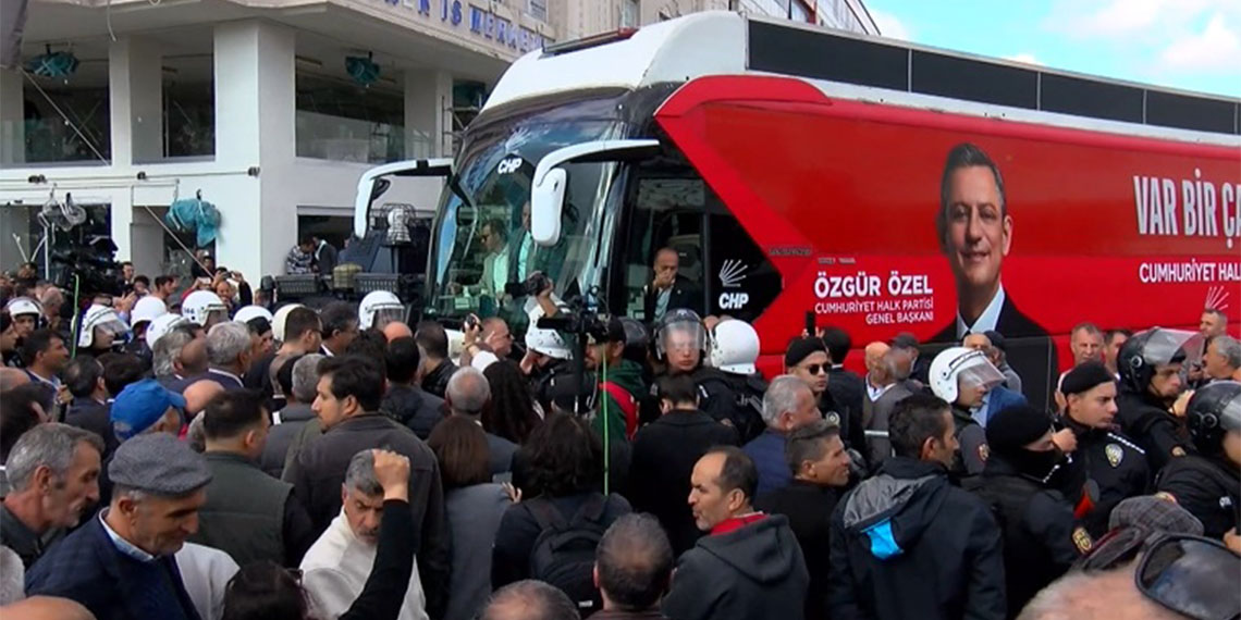 CHP Esenyurt İlçe Başkanlığı önünde konuşan CHP Genel Başkanı Özgür Özel, “İstanbullularla birlikte bu kirli oyuna karşı halkın iradesini savunacağız. İstanbul'un iradesini savunacağız. Türkiye'nin geleceğini savunacağız" dedi.