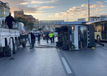 Pendik D-100'de iş makinası taşıyan kamyonet devrildi