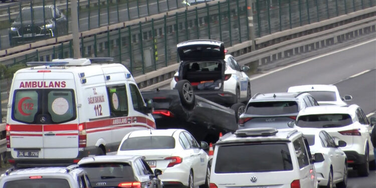 Sürücüsünün kontrolünden çıkan otomobil takla atarak ters döndü