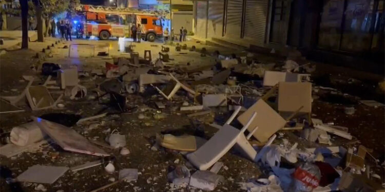 Eşyaları sokağa attı, daireyi ateşe verdi