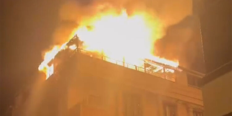 Sultangazi'de 3 katlı binanın çatı katı yandı