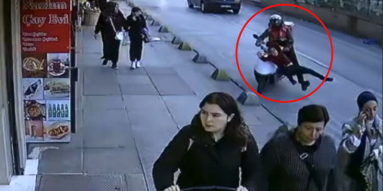 Sultangazi'de aniden yola fırlayan çocuğa motosiklet çarptı