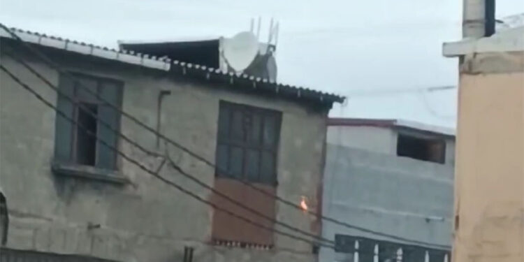 Sultangazi'de elektrik kabloları kısa devre yaptı