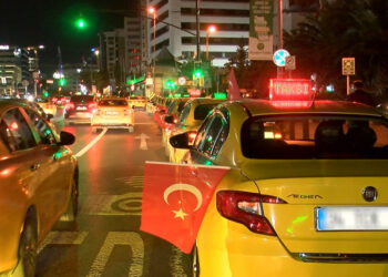 Taksiciler, Ankara'da düzenlenen terör saldırısını kınamak için konvoy yaptı