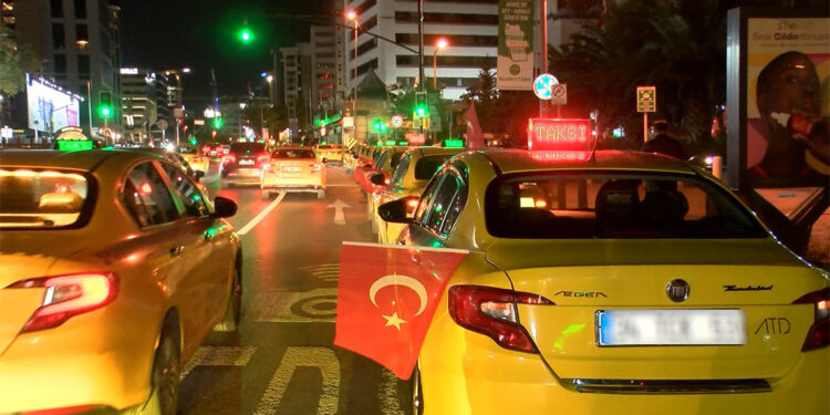 Taksiciler, Ankara'da düzenlenen terör saldırısını kınamak için konvoy yaptı