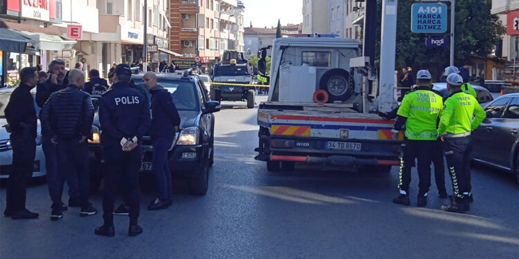 Üsküdar'da polise çekiçli saldırı: 1'i polis 3 yaralı