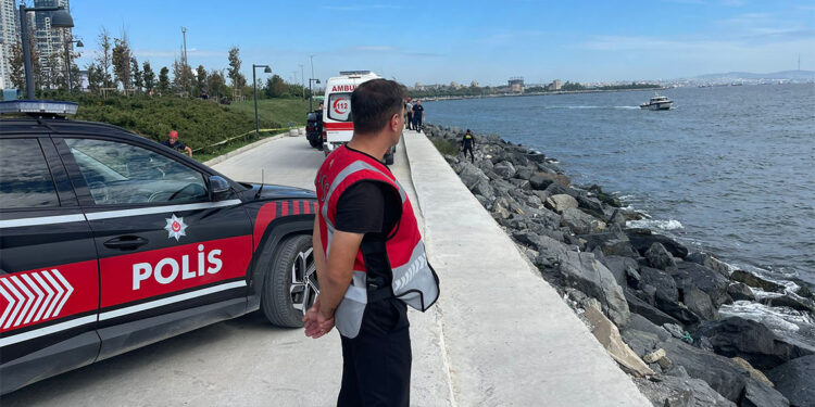 Zeytinburnu'nda denize giren çocuk kayboldu