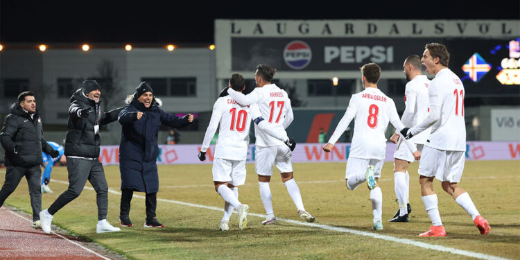 Muazzam bir performans gösteren futbolcularımla gurur duyuyorum
