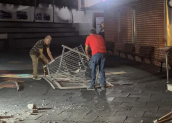 Otomobil okulun bahçe kapısını kırarak içeri girdi; 3 yaralı