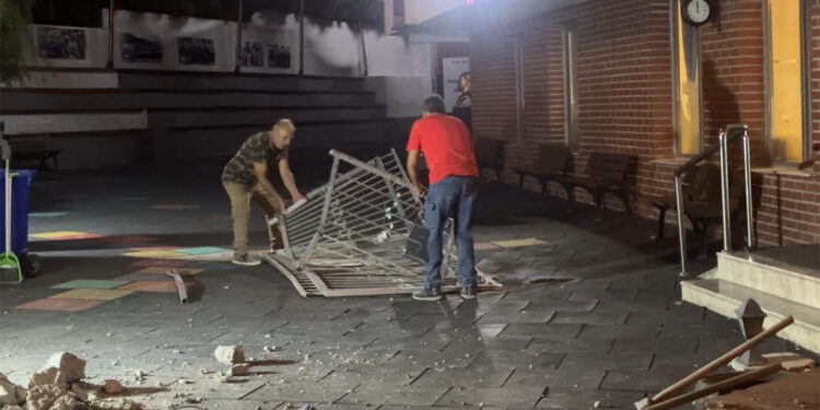 Otomobil okulun bahçe kapısını kırarak içeri girdi; 3 yaralı