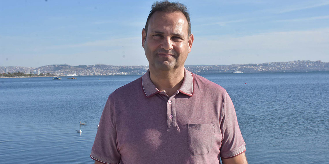 İzmir'in Karşıyaka ilçesindeki Bostanlı sahilinde kıyıya yakın bazı noktalar, sudaki azot ve fosfor miktarının artmasıyla meydana gelen deniz yosunuyla yeşile büründü.