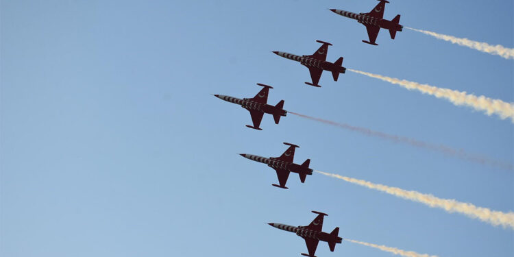 Türk Yıldızları nefes kesti