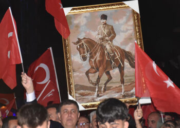 İzmir'de cumhuriyet coşkusu fener alayı ve dev Türk bayrağı ile taçlandı