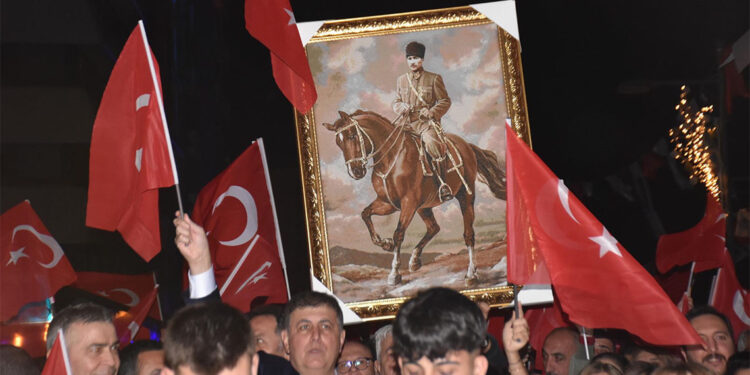 İzmir'de cumhuriyet coşkusu fener alayı ve dev Türk bayrağı ile taçlandı